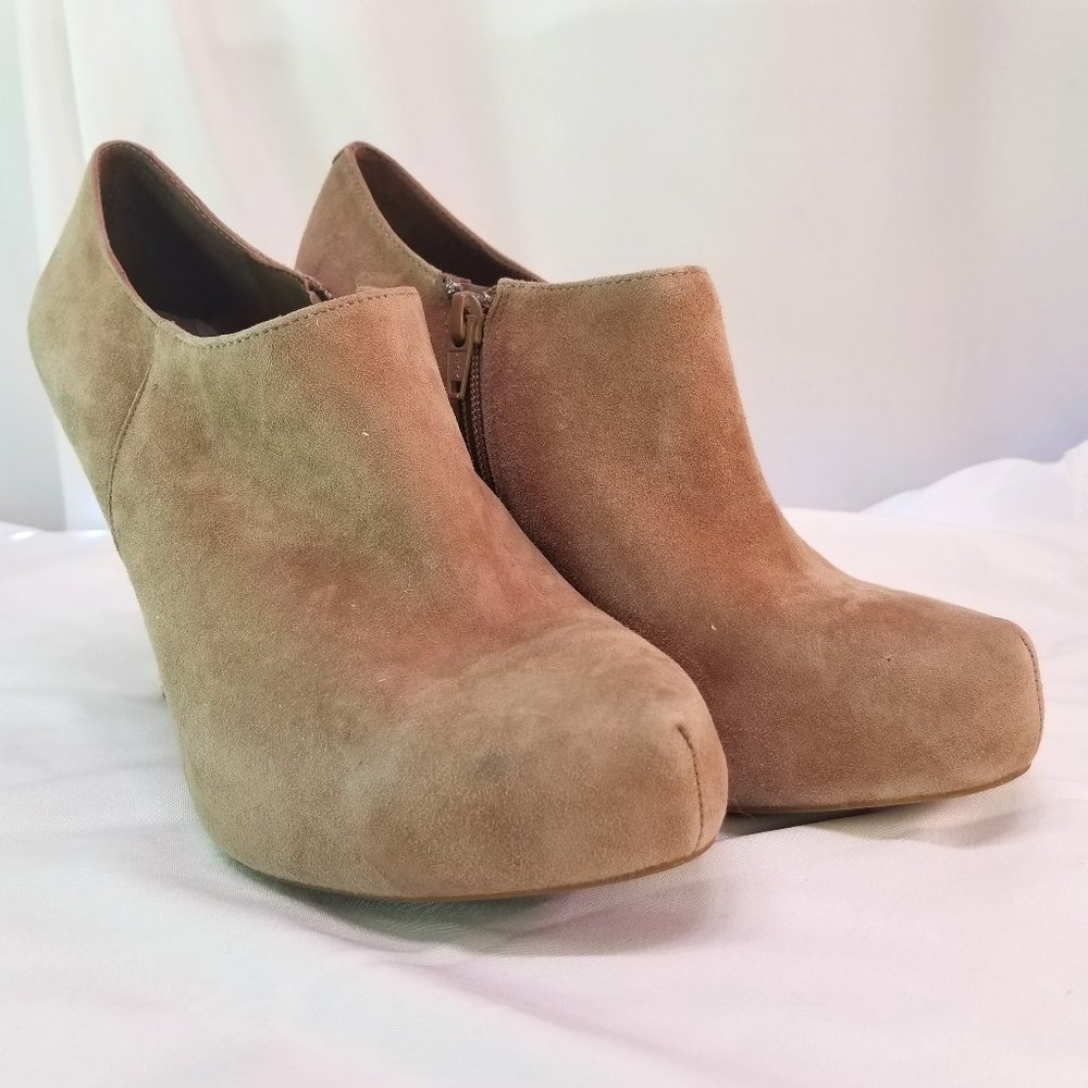 Gianni Bini Women's Nude Tan Suede Heeled Booties with 3.5in heels Size 8